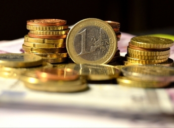 Cursul oscila aproape de 4,45 lei/euro la începutul sesiunii