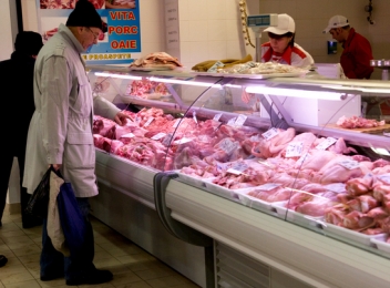 Pesta porcină din România face ca masa de Crăciun să fie gătită cu porc din import