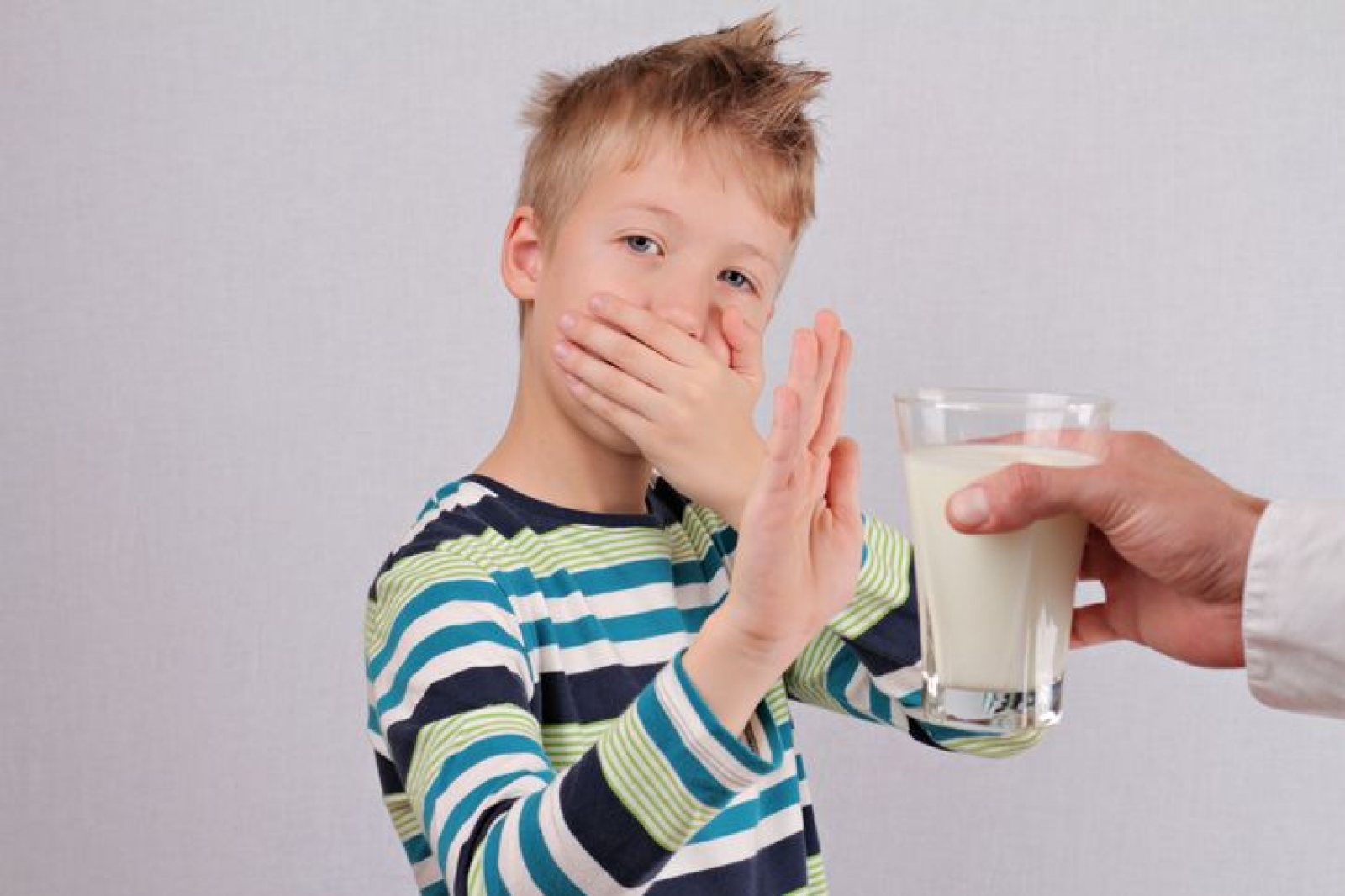Невкусное молоко. Ребенок пьет молоко. Молоко для детей. Ребенок не хочет пить молоко. Непереносимость лактозы.