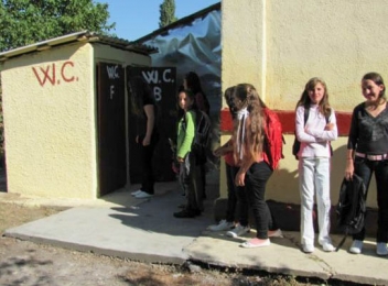 126 de școli vor rezolva problema toaletelor neconforme. Mai rămân 199 de școli cu grup sanitar în curte
