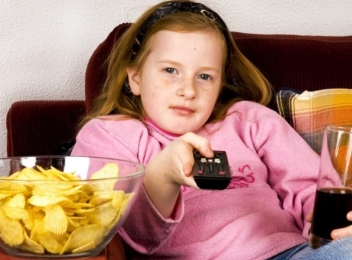 Asociația Pro Consumatori: Consumul de chipsuri în rândul copiilor provoacă dependență, alergii, boli autoimune, obezitate