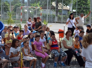 Alin Moldoveanu a oferit copiilor un spectacol de teatru de păpuşi 