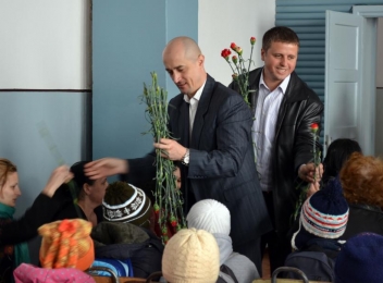 Alin Moldoveanu a oferit flori doamnelor și domnișoarelor, de 8 Martie 