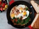 Spanac cu ouă, un mic dejun turcesc, rapid de preparat și extrem de delicios