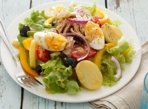 Ingrediente care transformă salata în bombă calorică