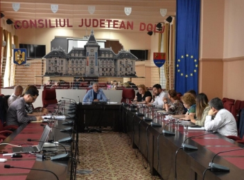 Consiliul Județean Dolj va dota cu echipamente didactice mai multe școli din județ
