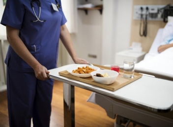 Parlamentul a votat proiectul de lege pentru creșterea normei de hrană a pacienților din spitale