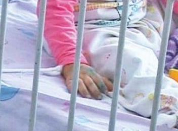 Un sistem sanitar “bolnav” grav! Copil de numai trei ani, legat cu hamuri de patul unei secții de Pediatrie din Bacău