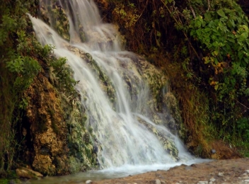 Cascada cu apa termala Toplita, o rezervatie unica in Romania