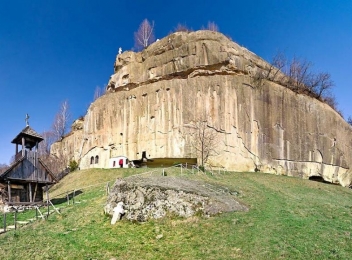 Mănăstirea Corbii de Piatră - un ansamblu rupestru unic în România