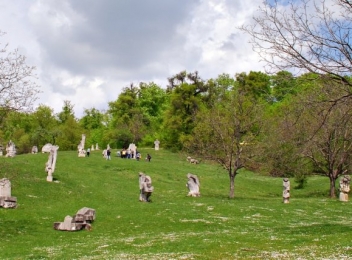 Tabăra de sculptură Măgura - cea mai mare expoziție de sculptură în aer liber din România