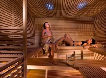 Sauna: Cum functioneaza si ce beneficii are pentru organism