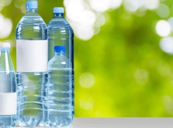 ANPC: Apa din sticle de plastic, un pericol dacă nu este depozitată corespunzător