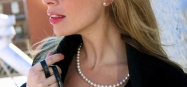 Cu ce să porți perlele ca să obții un look modern și versatil