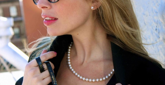 Cu ce să porți perlele ca să obții un look modern și versatil