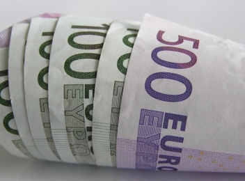 Euro scade a patra zi consecutiv la cursul BNR