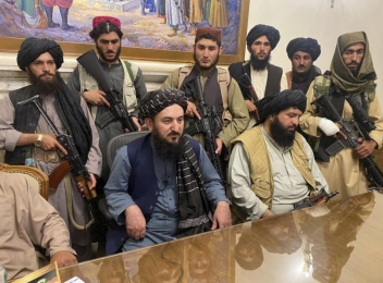 Talibanii nu mai dau voie frizerilor să taie bărbile sau să le scurteze