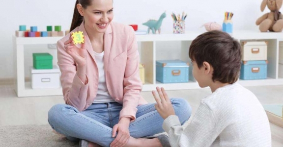 Senator de Bacău: Persoanele cu autism vor beneficia de terapii și consiliere decontate de casa de sănătate