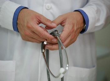 Proiectul legii salarizării suplimentare a medicilor, criticat pentru că ar fi discriminatoriu