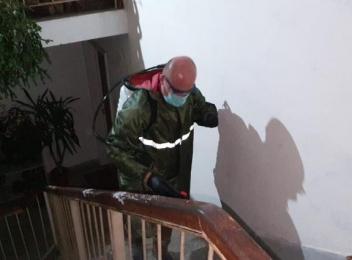 Primarul Alin Moldoveanu și viceprimarul au dezinfectat, din nou, toate scările de bloc din comună