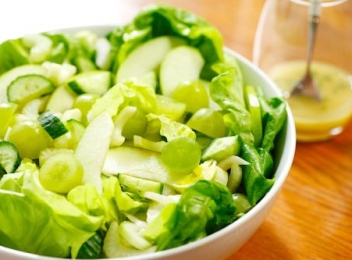 Salata verde preparata olteneste