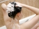 Cum să-ți speli corect părul pentru a deveni mai sănătos și strălucitor