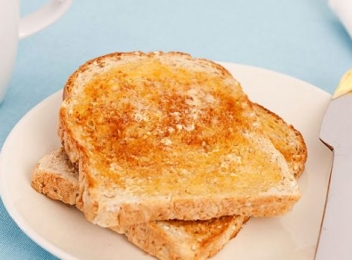 Este mai sănătoasă pâinea prăjită decât cea normală? Răspunsul nutriționiștilor
