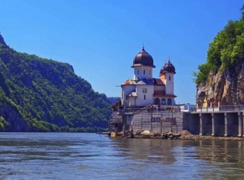 Mănăstirea Mraconia, supranumită și `mănăstirea de sub apă`, un loc spectaculos în apropiere de Orșova