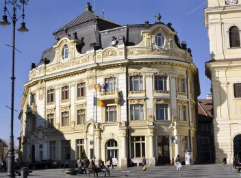 Primăria Sibiu a cumpărat laptop-uri și web cam-uri pentru a dota 34 de școli și licee din municipiu