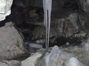 Peștera de Gheață, o oază de răcoare 