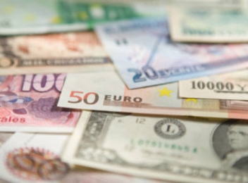  Euro şi dolarul scad la cursul BNR
