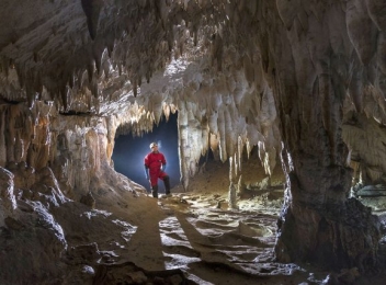 Peștera Comarnic - cea mai spectaculoasă și sălbatică din Banat