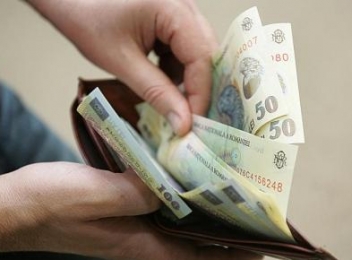 Sporuri salariale pentru o categorie de bugetari. Legea a fost promulgată de președintele Iohannis