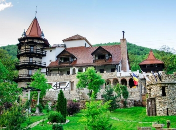 Castelul Lupilor, un obiectiv turistic impresionant din Hunedoara
