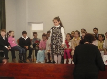 Copiii din Poiana Câmpina au oferit un spectacol doamnelor din comună, de Ziua Femeii