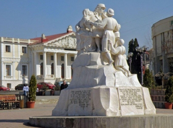 Monumentul Unirii din Iași. La mulți ani, România!