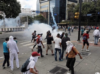Maduro vorbește despre un „război electric”