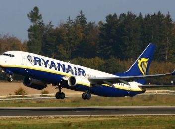 Ryanair recrutează însoțitori de bord fără experiență, din România