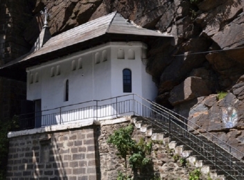 Mănăstirea Piatra Scrisă și povestea icoanei din stâncă