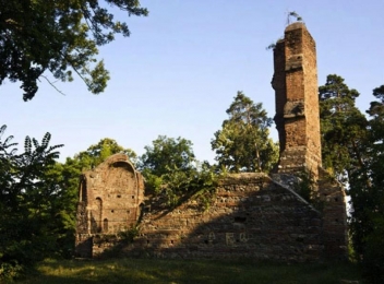 Ruinele Bisericii Sân Nicoara și legenda doamnei Clara