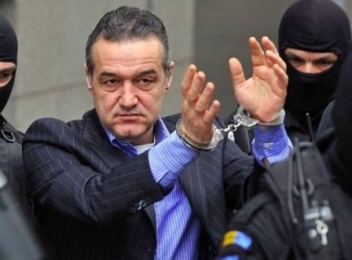 Pedeapsa lui Gigi Becali rămâne în regim deschis