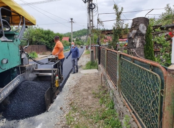 A început asfaltarea străzilor din Poiana Câmpina, zona Gării, străzi pe care s-a introdus rețeaua de canalizare