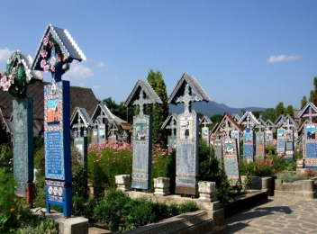 Cimitirul Vesel de la Sapanta intr-un top al celor mai frumoase cimitire din lume
