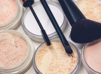 Trei semne că produsele tale de make-up trebuie schimbate