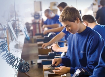Din criză de personal, angajatorii oferă burse elevilor pentru a face practică în fabricile lor
