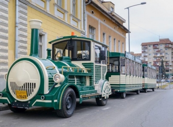Turiștii sunt așteptați să viziteze Sfântu Gheorghe cu trenulețul turistic Sepsi Tour
