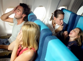 Vine sezonul vacanțelor: cum să alungi plictiseala copiilor în mașină sau în avion
