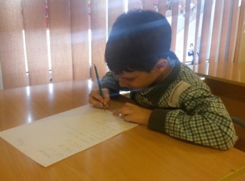 EXCLUSIV Un copil de 7 ani din București extrage radicali, scrie, citește cursiv și face înmulțiri. VIDEO