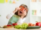 Cum să îți convingi copilul să mănânce legume
